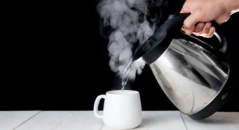 hot water drinking : పరగడుపునే గోరు వెచ్చని నీళ్లను తాగితే కలిగే లాభాలివే..!