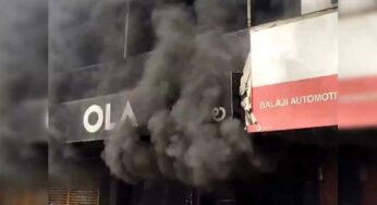 Viral Video : వీడెవ‌డండి బాబు.. స్కూట‌ర్ రిపేర్ చేయ‌లేద‌ని ఏకంగా షోరూమ్ మొత్తాన్నే త‌గ‌ల‌బెట్టాడు..!