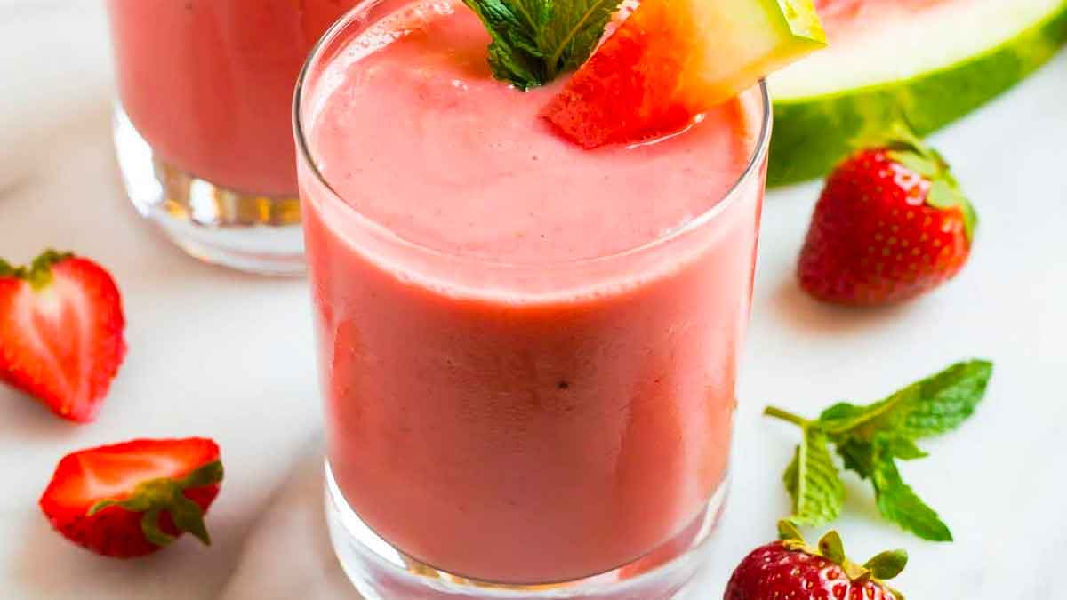 make watermelon strawberry smoothie in this way 