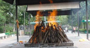 మనిషి చనిపోయిన తర్వాత మనమైతే పూడ్చడమో, కాల్చడమో చేస్తాం..కానీ కొన్ని ప్రాంతాల్లో ఏం చేస్తారో తెలుసా..?