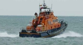 మునిగిపోతున్న ఓడ‌.. భార్య‌ను వ‌దిలేసి బ‌య‌ట‌కు దూకిన భ‌ర్త‌..