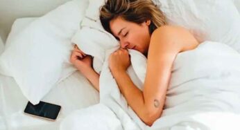 నిద్రపోయేటప్పుడు తల దగ్గర ఈ 4 వస్తువులు కష్టాలు తప్పవు !