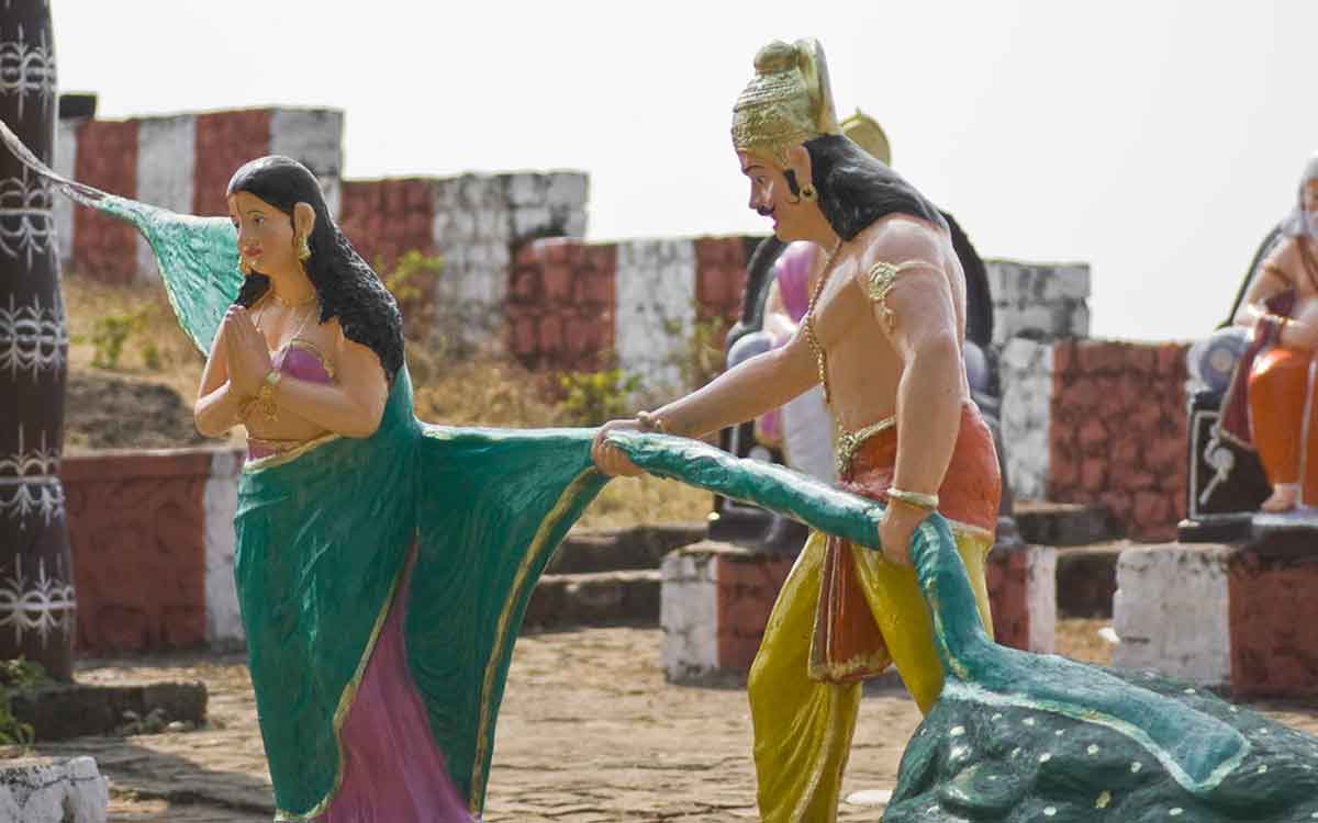 why gandhari and kunti are not there when draupadi vastraharan