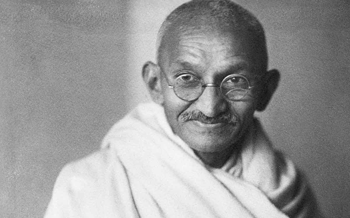why mahatma gandhi wears only dhoti 