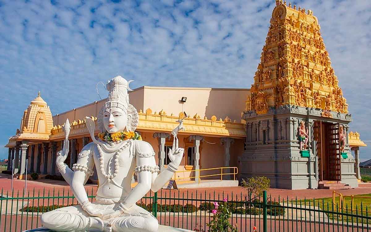 how many pradakshinas we should do in temple 