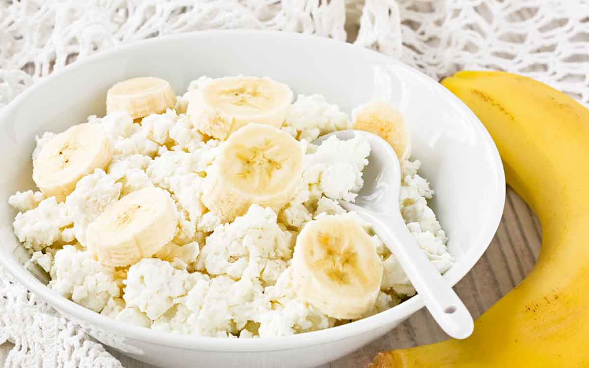 banana and curd can we take them both at once