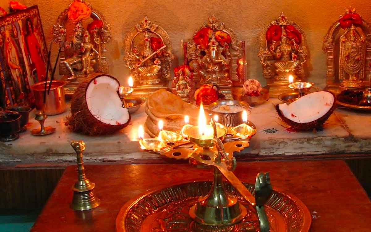 do not touch harathi with hands know why 