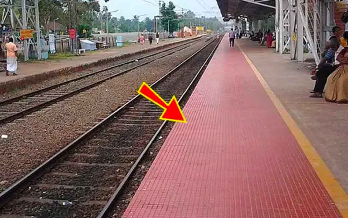 what is this yellow line on railway platform 