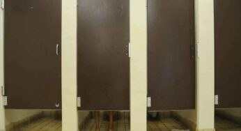 పబ్లిక్ టాయిలెట్ల డోర్ల కింది భాగంలో ఖాళీగా ఎందుకు ఉంచుతారో తెలుసా..?